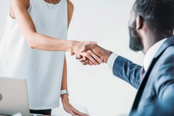 Imagen recortada de empresarios multiétnicos estrechando la mano en el cargo - foto de stock