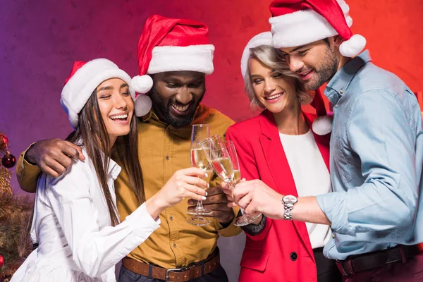Молодые мультикультурные бизнесмены звонят с бокалами шампанского на новогодней корпоративной вечеринке — стоковое фото