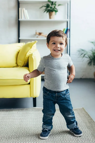 Felice bambino carino sorridente alla macchina fotografica — Foto stock