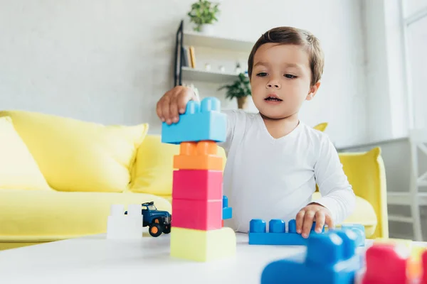 Bambino che gioca con blocchi colorati costruttore a casa — Foto stock