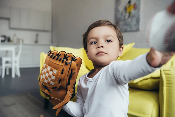 Маленький мальчик играет в бейсбольную перчатку и мяч — стоковое фото