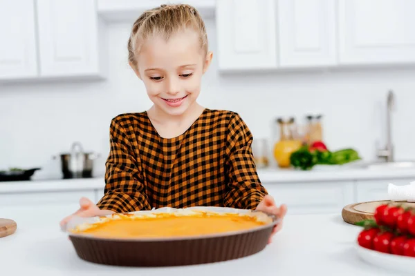 Красива маленька дитина тримає піднос для випічки з пирогом на день подяки — стокове фото