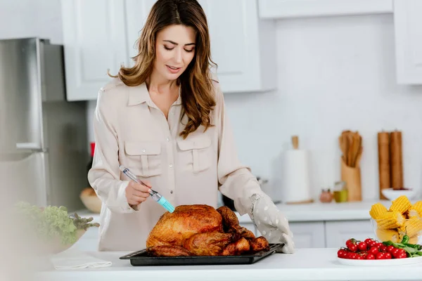 Attraente felice donna cucina Ringraziamento tacchino in cucina — Foto stock