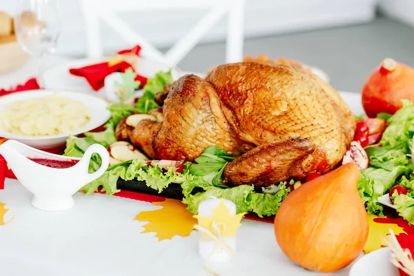 Delicioso pavo al horno en la mesa servida para la cena de acción de gracias - foto de stock