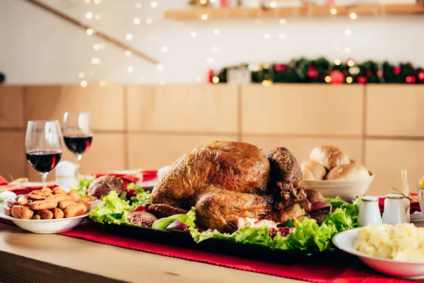 Enfoque selectivo de pavo al horno en la mesa servida para la cena de vacaciones - foto de stock