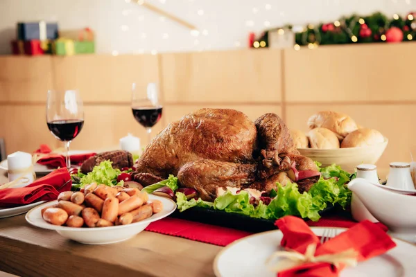 Table servie avec de délicieux plats et du vin pour le dîner de Thanksgiving — Photo de stock