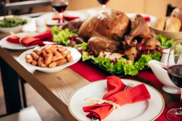 Enfoque selectivo de la mesa servida con vino y deliciosos platos para la cena de Navidad - foto de stock