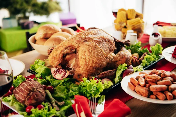 Pavo al horno en la mesa servida con deliciosos platos en la celebración de Acción de Gracias - foto de stock