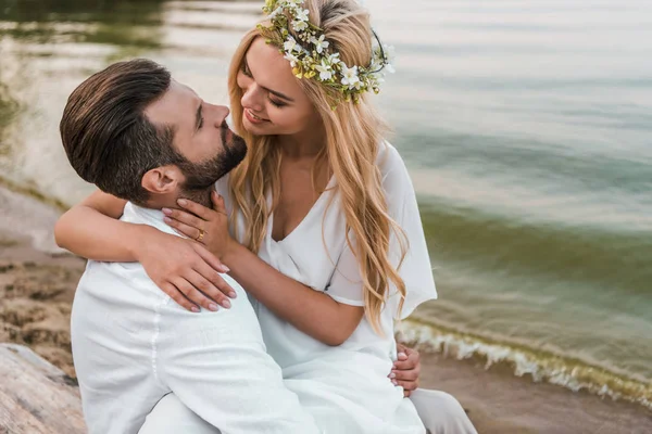 Sourire élégant mariée et marié va embrasser sur la plage — Photo de stock