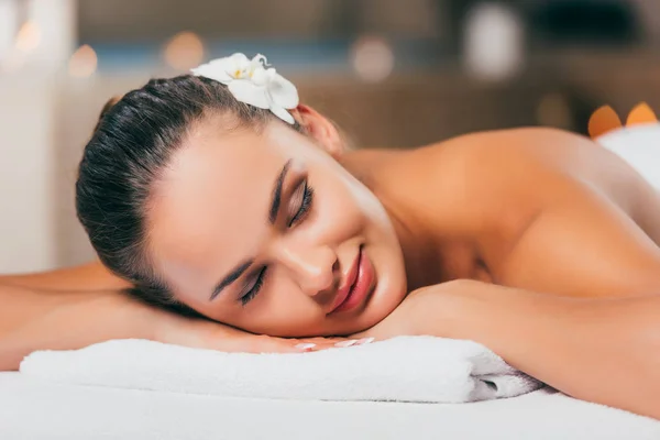 Mujer feliz durmiendo en el salón de spa - foto de stock