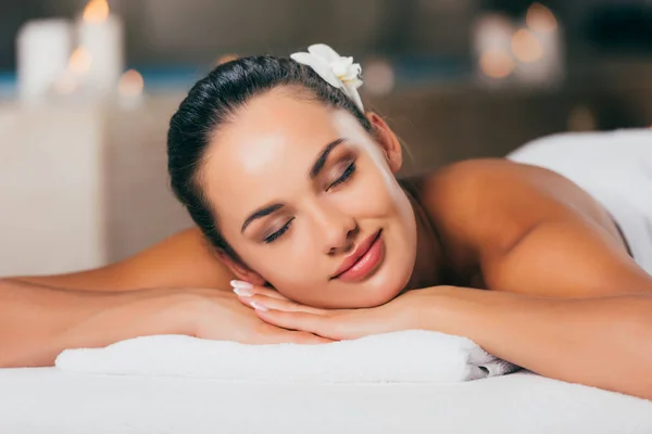 Mulher feliz relaxante no salão de massagem — Fotografia de Stock