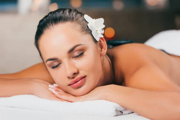 Jeune femme brune relaxante au salon de spa — Photo de stock