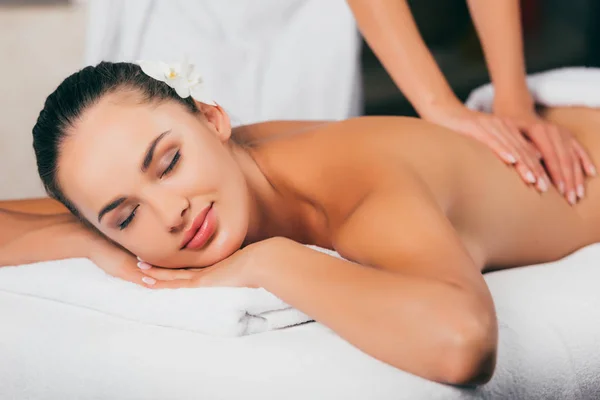 Hermosa mujer teniendo terapia de masaje en el salón de spa - foto de stock