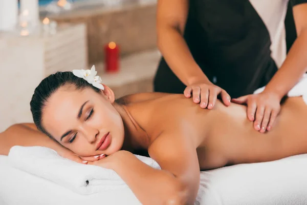 Séduisante femme ayant massage thérapie au spa centre — Photo de stock