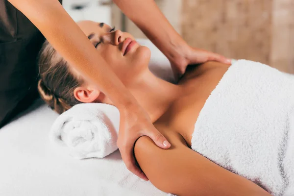 Розслаблююча жінка має масаж в спа-центрі — стокове фото