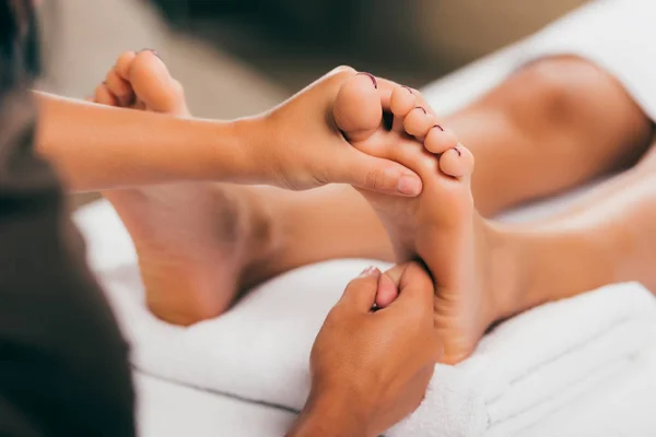 Vue recadrée de femme relaxant dans salon de massage — Photo de stock