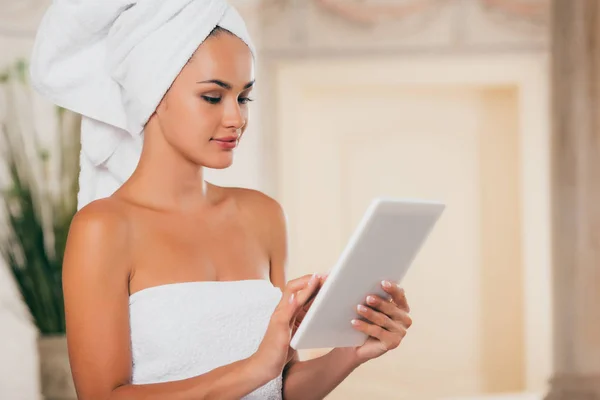 Mulher atraente usando tablet digital branco — Fotografia de Stock