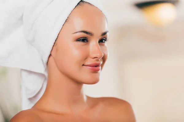 Счастливая молодая женщина расслабляется с полотенцем на голове — стоковое фото