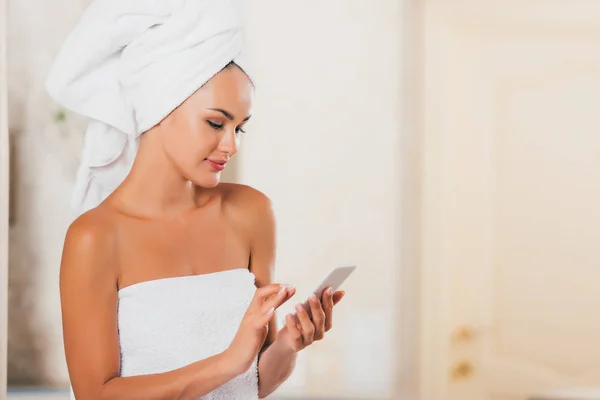 Mujer joven usando dispositivo digital en el salón de spa - foto de stock