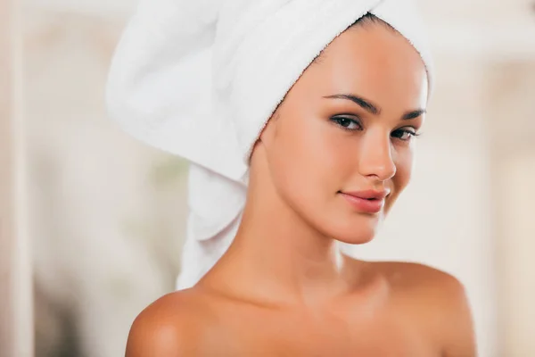 Splendida donna rilassante con asciugamano sulla testa al salone spa — Foto stock