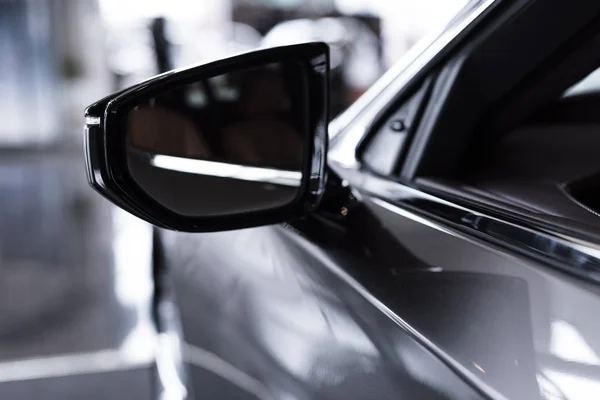 Vista de cerca del coche brillante de lujo en el salón de automóviles - foto de stock