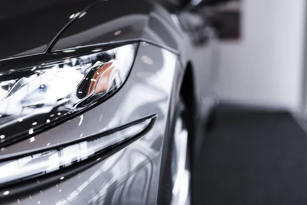 Vista de cerca del coche brillante de lujo en el salón de automóviles - foto de stock