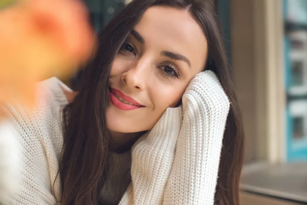 Close up portrait of smiling beautiful woman looking at camera in cafe — Stock Photo