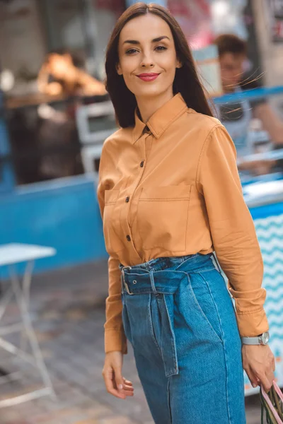 Bela mulher elegante olhando para a câmera na rua da cidade — Fotografia de Stock