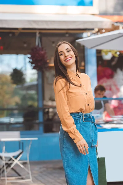 Fröhliche modische junge Frau posiert auf urbaner Straße — Stockfoto