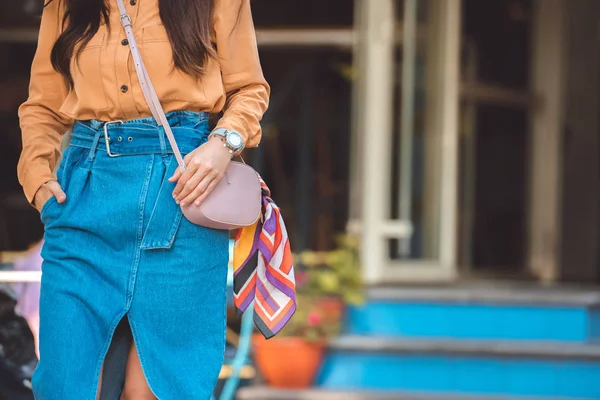 Imagem cortada de mulher jovem elegante com bolsa elegante na rua urbana — Fotografia de Stock