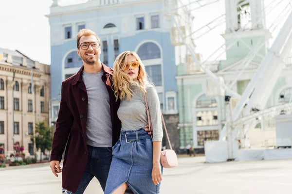Couple romantique en tenue d'automne étreignant et marchant dans la ville — Photo de stock
