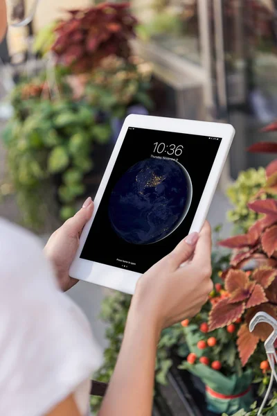 Imagen recortada de floristería usando ipad cerca de floristería — Stock Photo