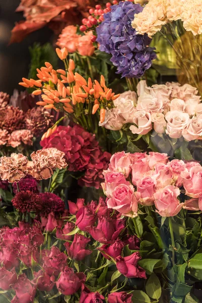 Belas rosas e flores de cravo na loja de flores — Fotografia de Stock