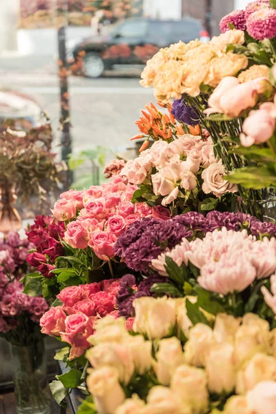 Enfoque selectivo de hermosas rosas y flores de clavel en la tienda de flores - foto de stock