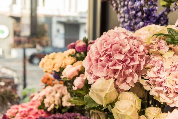 Fuoco selettivo di bei fiori a negozio di fiori — Foto stock