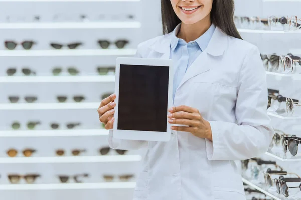 Ausgeschnittene Ansicht des Arztes zeigt digitales Tablet mit leerem Bildschirm in Augenarztpraxis — Stockfoto