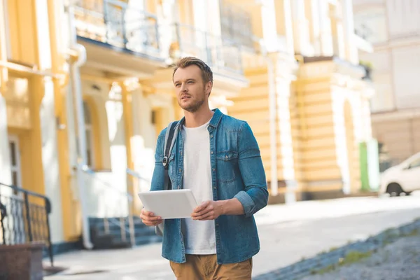 Hübsche junge Touristin mit Tablet läuft durch die Straße — Stockfoto