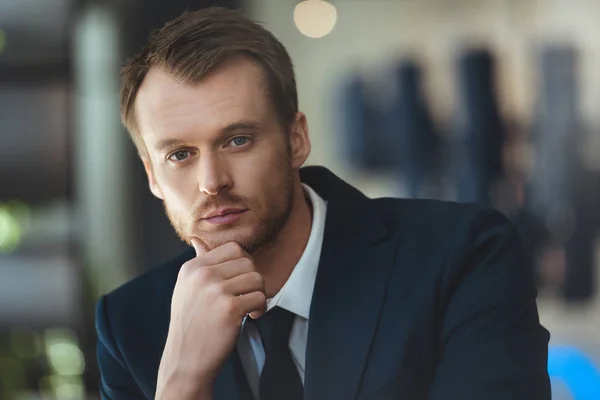 Retrato de empresario confiado mirando la cámara en la cafetería - foto de stock