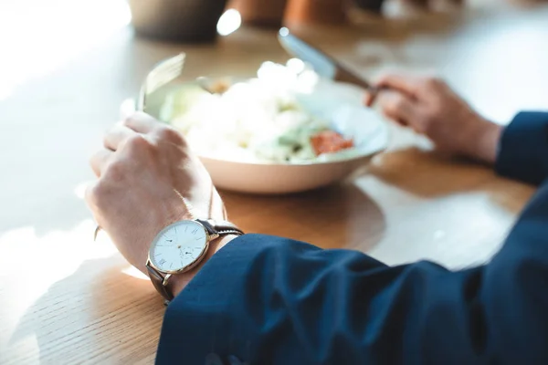 Abgeschnittene Aufnahme von Geschäftsmann am Tisch mit serviertem Mittagessen im Restaurant — Stockfoto