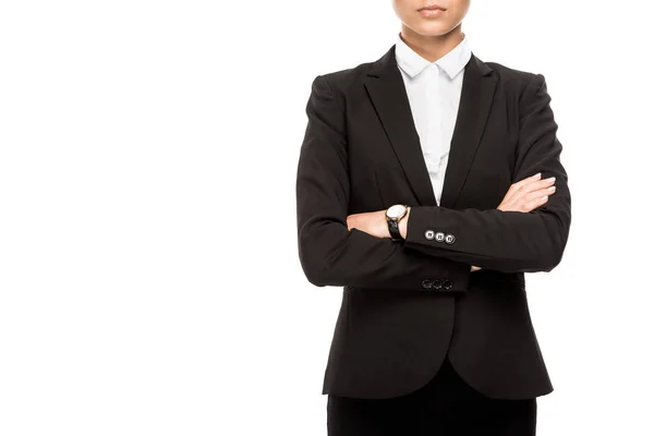 Tiro recortado de mujer de negocios en traje con brazos cruzados aislados en blanco - foto de stock