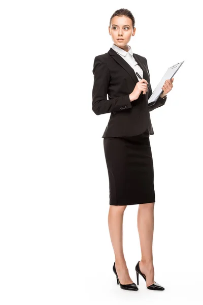 Belle jeune femme d'affaires en costume avec presse-papiers regardant loin isolé sur blanc — Photo de stock