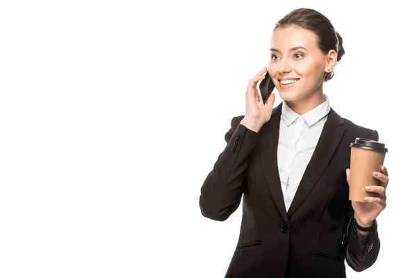 Souriant jeune femme d'affaires avec tasse en papier de café parler par téléphone isolé sur blanc — Photo de stock