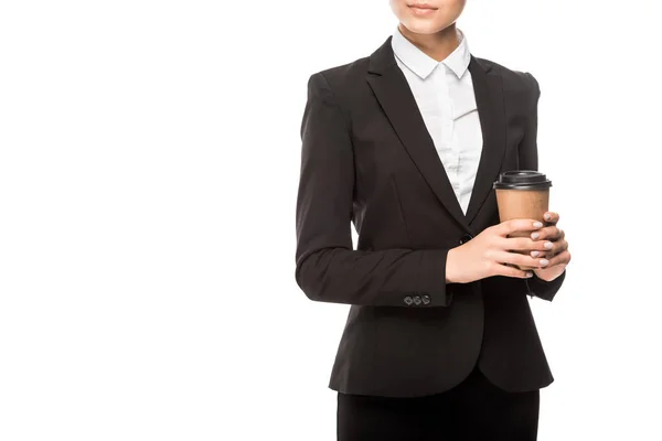 Recortado disparo de joven empresaria sosteniendo taza de papel de café aislado en blanco - foto de stock