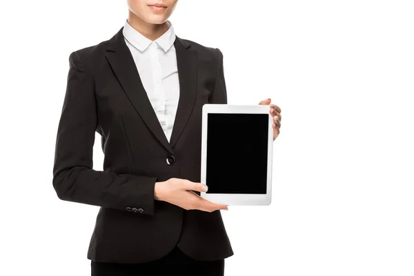 Abgeschnittene Aufnahme einer lächelnden jungen Geschäftsfrau, die ein Tablet in der Hand hält und isoliert auf weiß in die Kamera schaut — Stockfoto