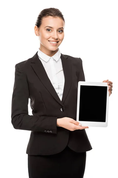 Sonriente joven empresaria sosteniendo la tableta y mirando a la cámara aislada en blanco - foto de stock