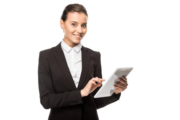 Hermosa joven empresaria utilizando la tableta y mirando a la cámara aislada en blanco - foto de stock