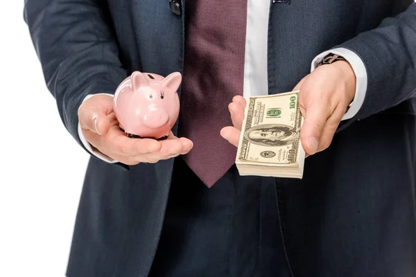 Immagine ritagliata dell'uomo d'affari che mostra le banconote del salvadanaio e del dollaro isolate su bianco — Foto stock