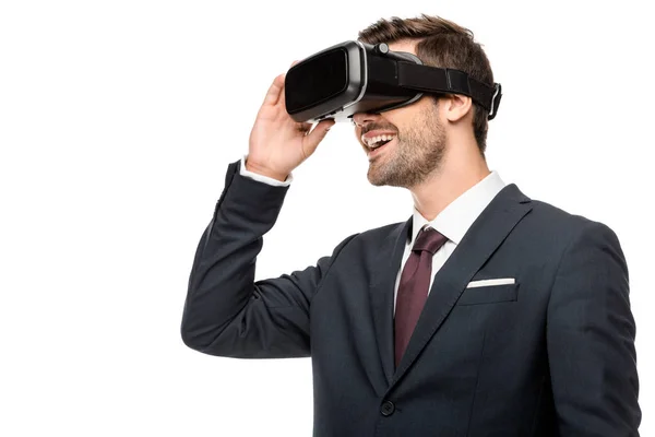 Счастливый молодой бизнесмен с помощью гарнитуры виртуальной реальности изолированы на белом — стоковое фото