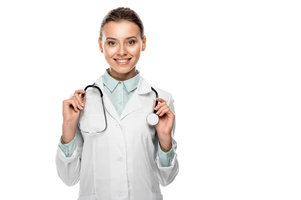 Atraente médico feliz do sexo feminino com estetoscópio sobre o pescoço de pé isolado no branco — Fotografia de Stock