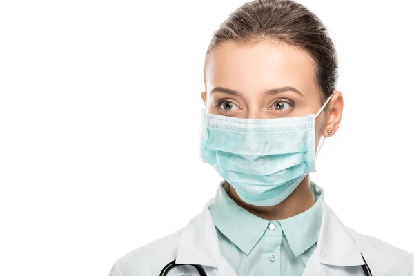 Ritratto di medico donna in maschera medica distogliendo lo sguardo isolato sul bianco — Foto stock